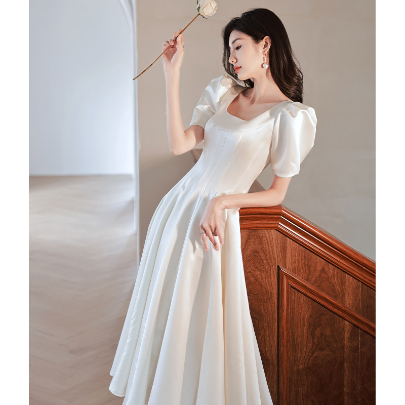 缎面小晚礼服高端轻奢小众主持人高级感白色法式连衣裙方领中长款