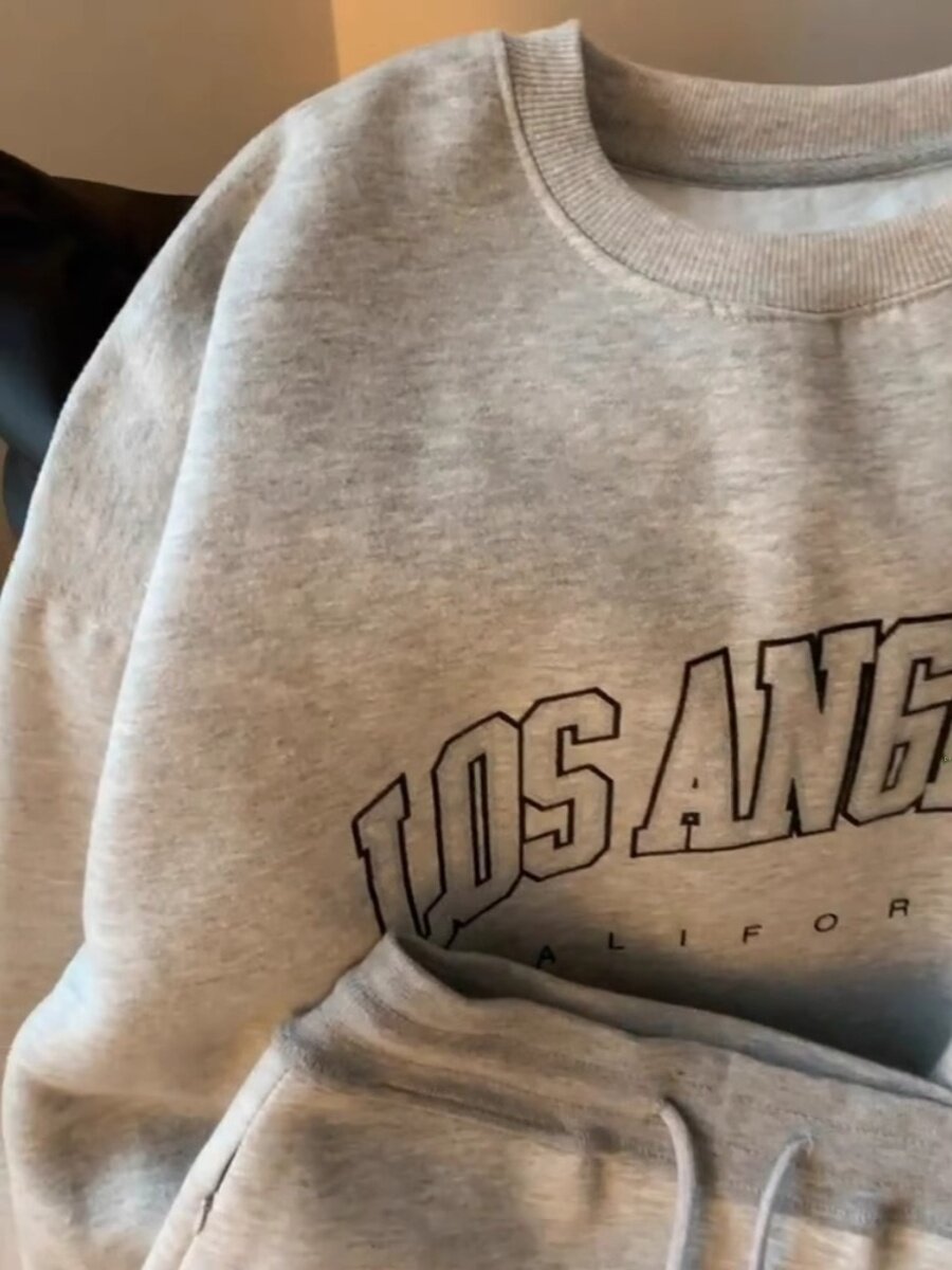 올해 여성에게 인기 있는 아름다운 양복과 스커트는 봄과 가을 차 스타일의 의상 연령을 줄이는 패션 레저 및 스포츠 투피스 세트입니다