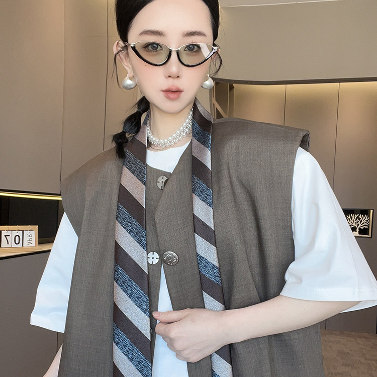 马甲女2026春季新款宽松圆领条纹领带单排扣外套中长款无袖上衣