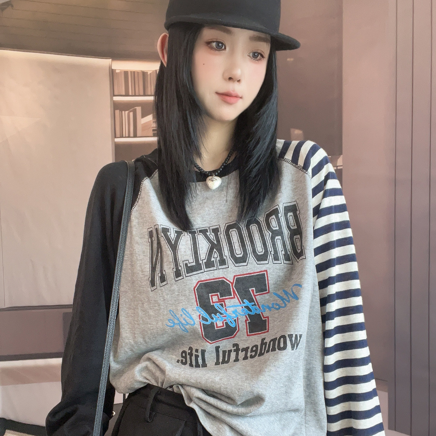 T恤女2026秋季新款撞色拼接数字字母条纹印花长袖打底衫圆领上衣