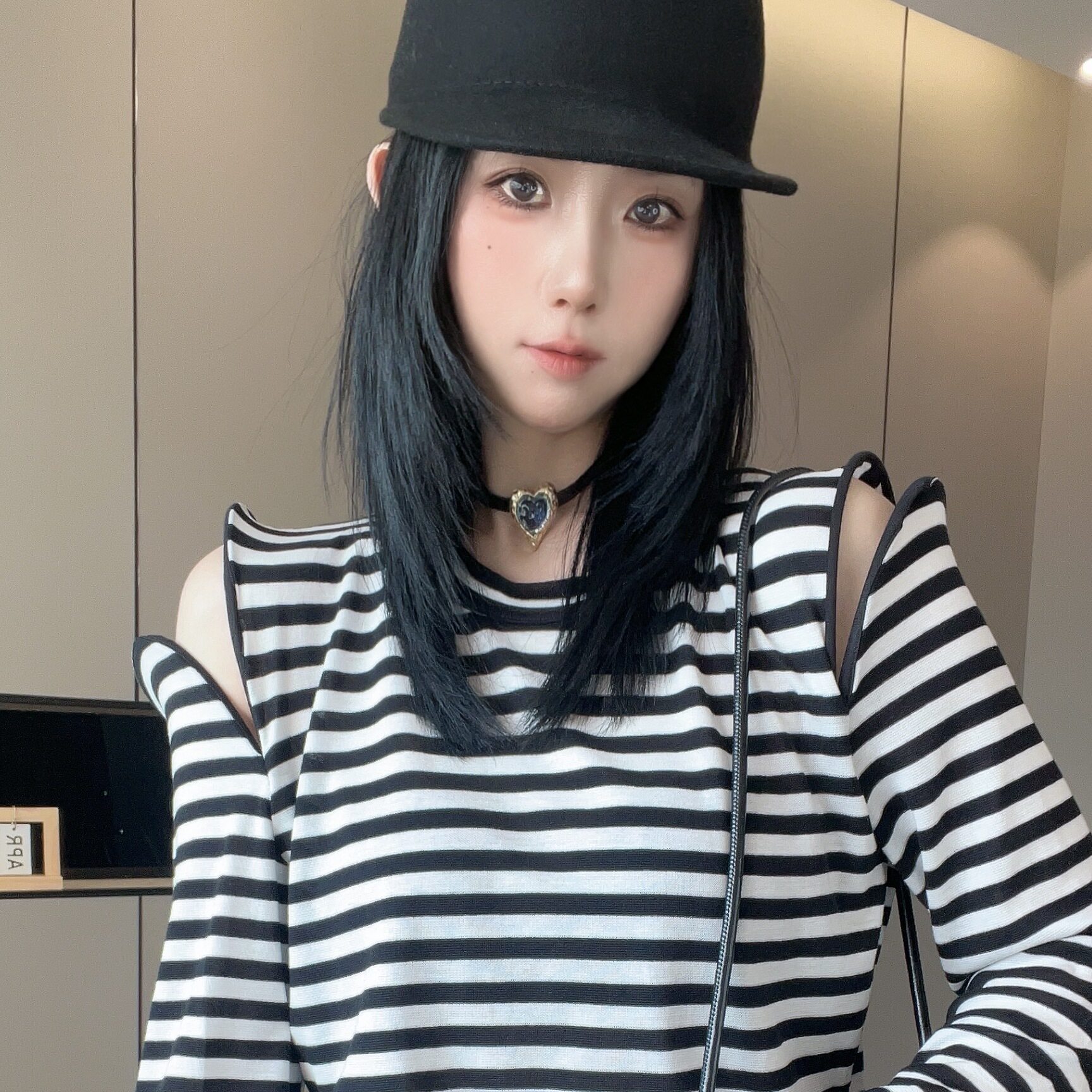长袖条纹T恤女2026早秋新款欧洲站设计感露肩打底衫圆领套头上衣