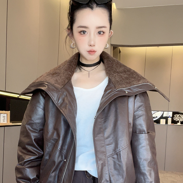 真皮羽绒毛领皮衣女2025秋冬新款短款纯色绵羊皮保暖夹克长袖上衣