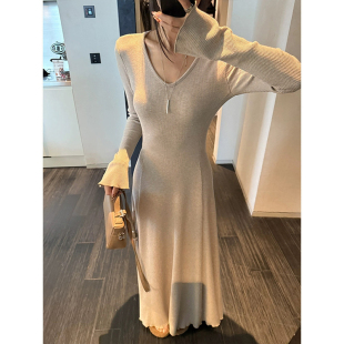 MosesQueen魔西女王V领收腰针织连衣裙女秋冬长款内搭大摆长裙