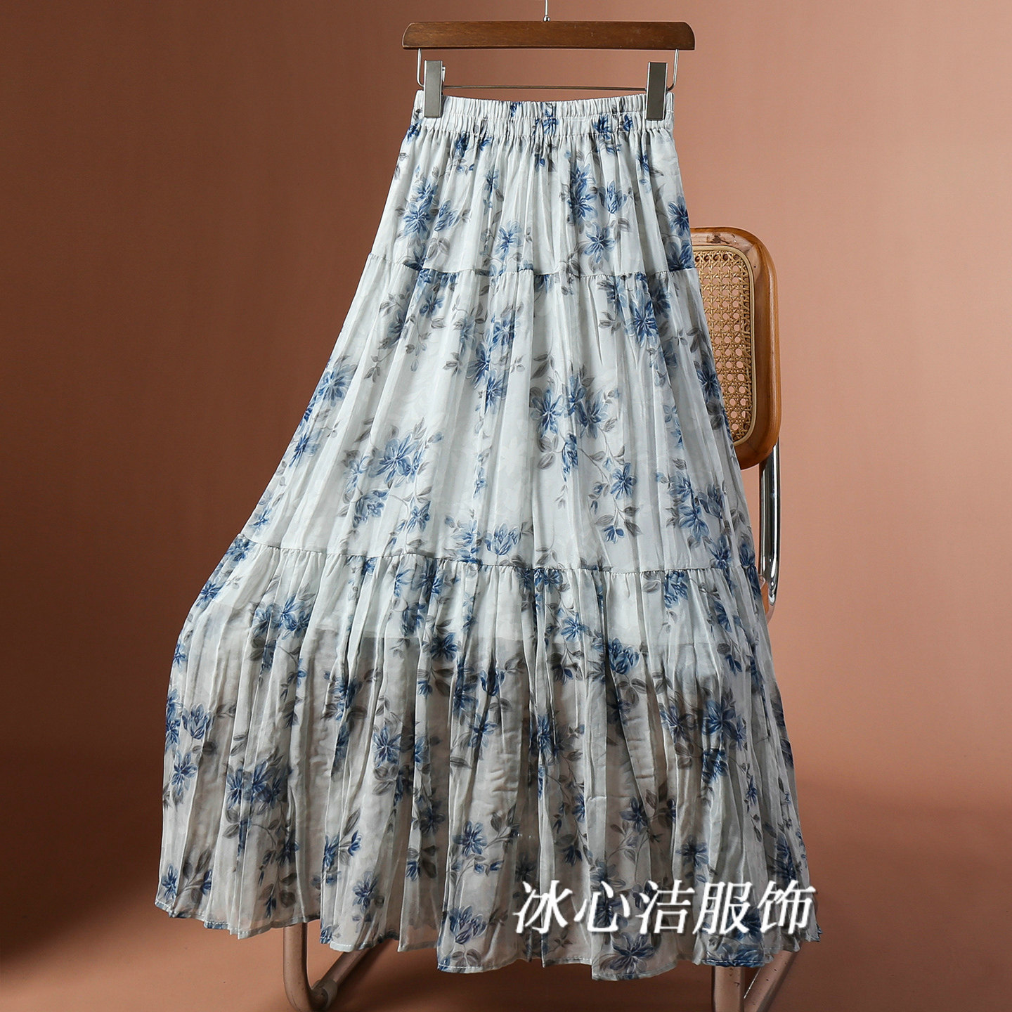 夏天薄款蓝色印花拼接大摆半身裙女2026夏季新款好看垂感蛋糕长裙