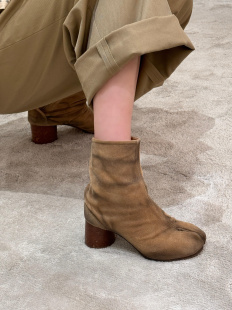 原版 2025冬tabi猪蹄翻毛牛皮复古6cm高跟短靴 品质麂皮分趾靴女