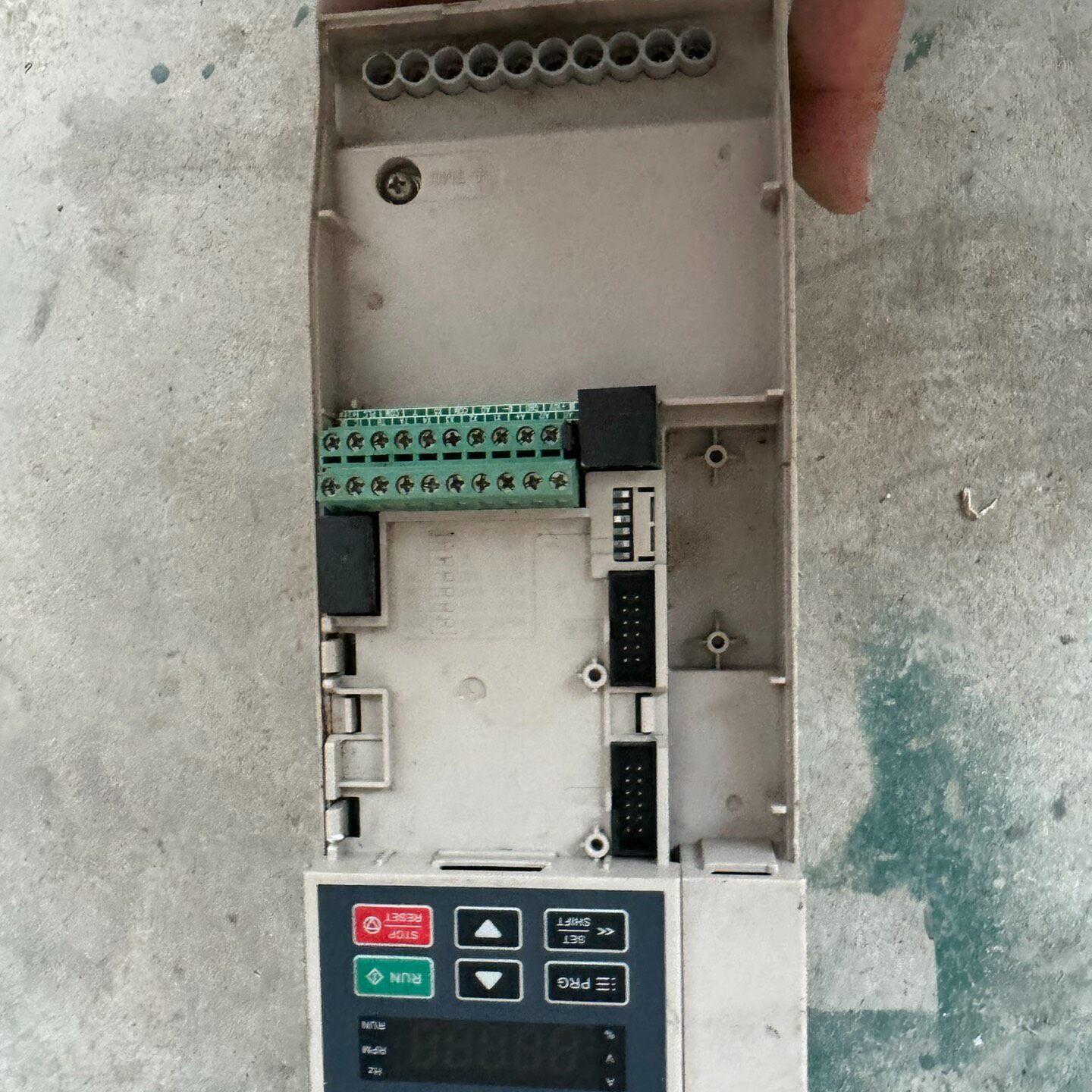 议价AC300-T3-5R5G/7R5P-B-C 伟创变频器 工业调速驱动装置维修
