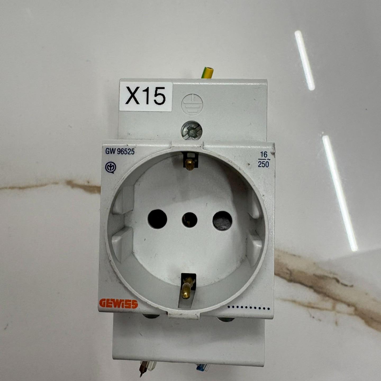 议价GW96525 GEWISS模数化导轨工业插座 电气配件维修图片