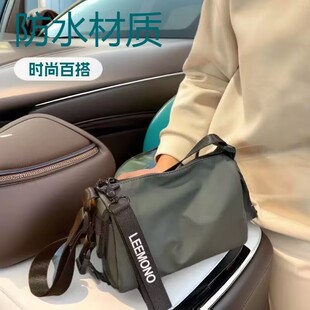 轻便防水单肩斜挎包女2025新款枕头包休闲时尚百搭圆筒包吐司包潮