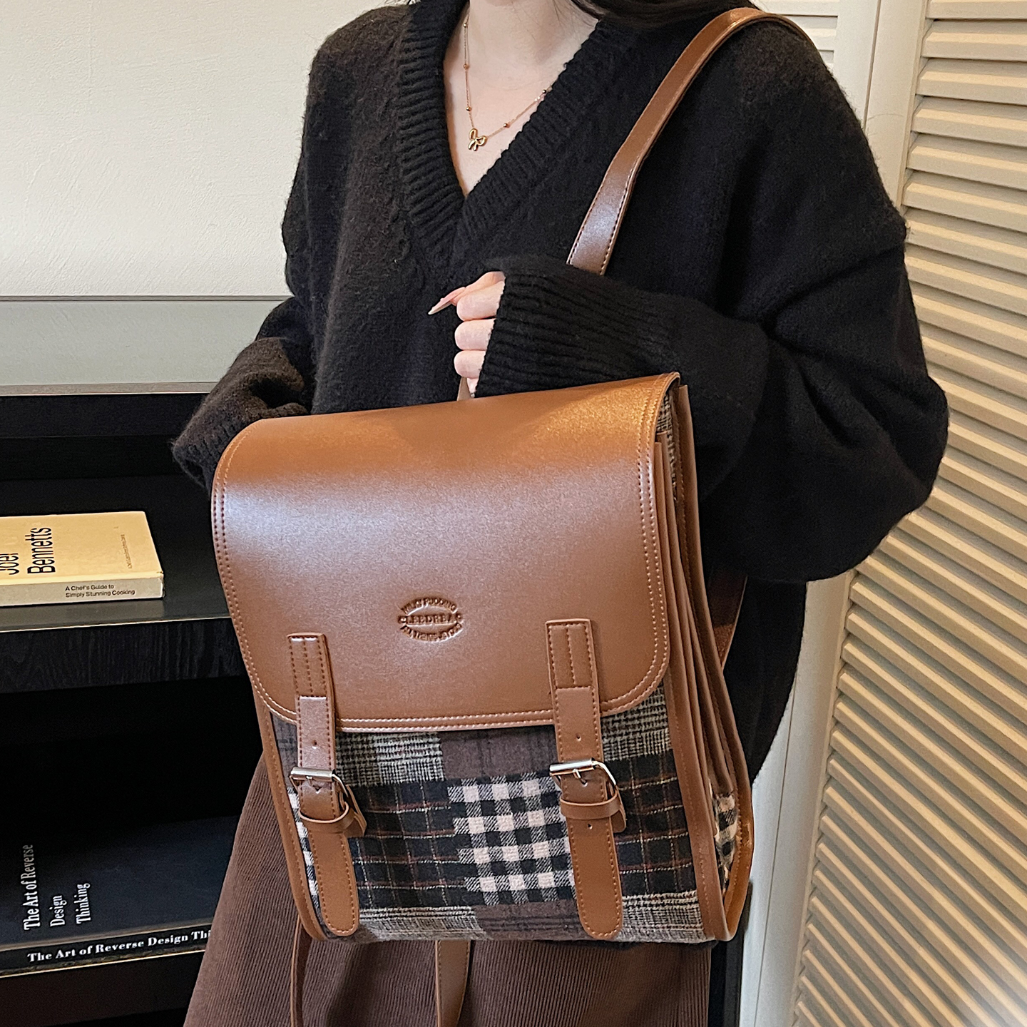 中点秋冬新款皮质双肩包女大学生书包复古英伦风格纹通勤休闲背包