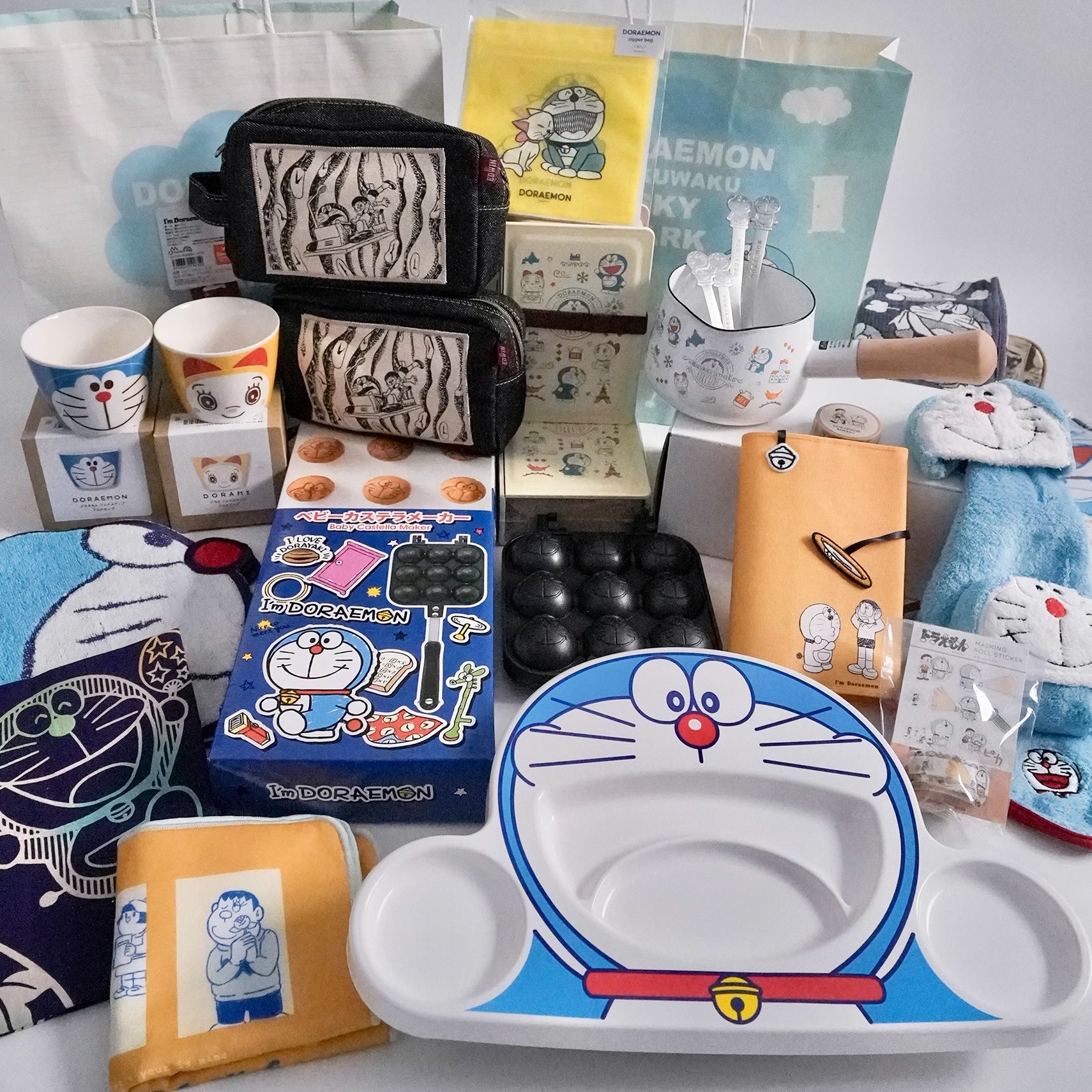 日本北海道新千岁哆啦A梦SKYPARK机器猫化妆包手帕便当盒餐具纸袋