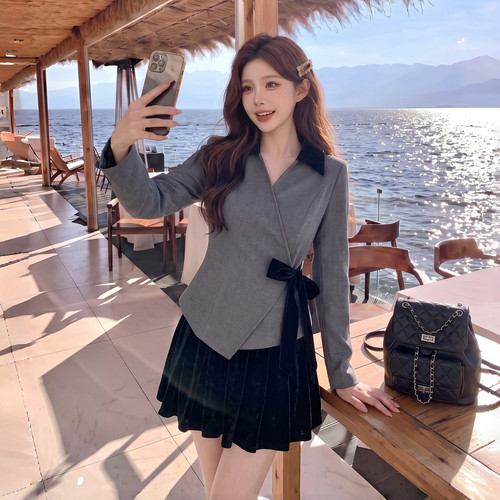 灰色系带收腰上衣百褶短裙两件套女2026秋今年修身感显瘦套装休闲