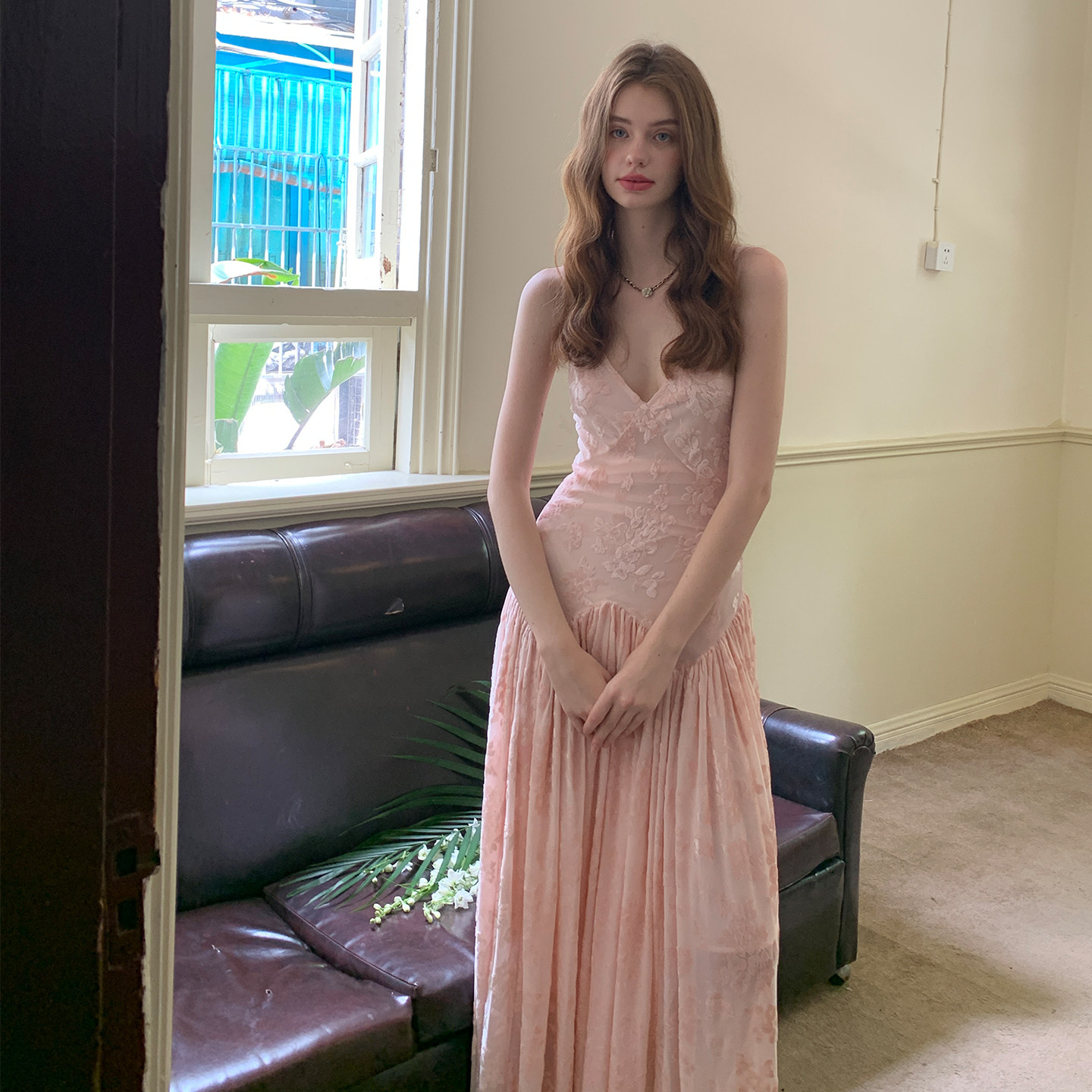 竹依依原创法式复古肉粉色提花吊带连衣裙女秋清冷富家千金长裙