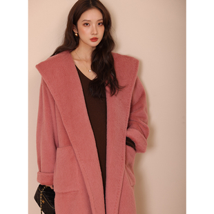 竹依依连帽粉色苏力羊驼绒大衣女长款2025冬季新款高端羊毛呢外套