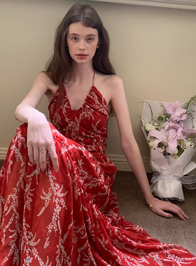 竹依依法式复古热烈红色花卉挂脖吊带连衣裙女夏性感露背度假长裙