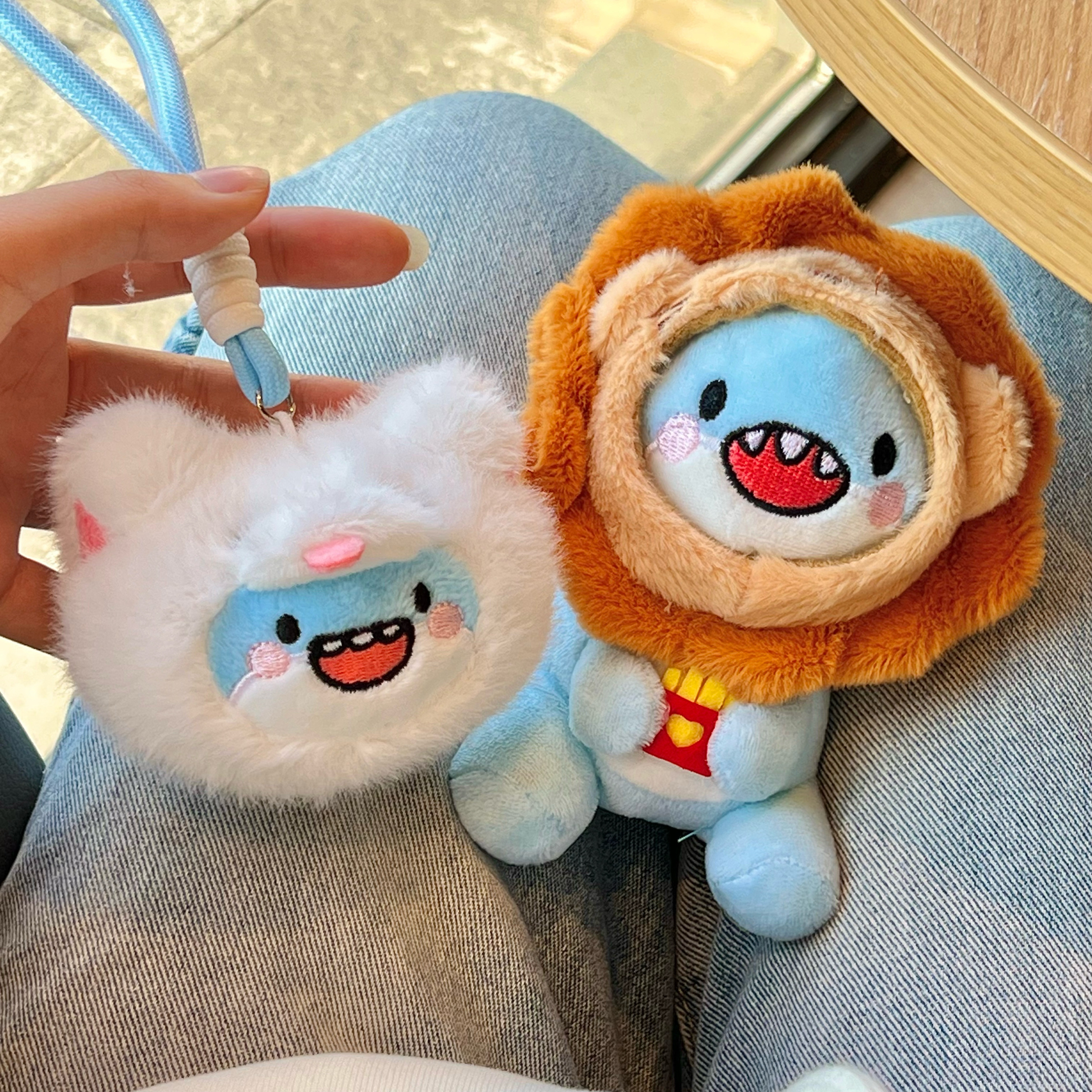 小红书同款毛绒玩偶肥鲨钥匙扣