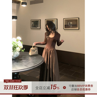 郭九九呢【摩卡玫瑰】法式复古连衣裙女秋冬方领修身显瘦气质长裙