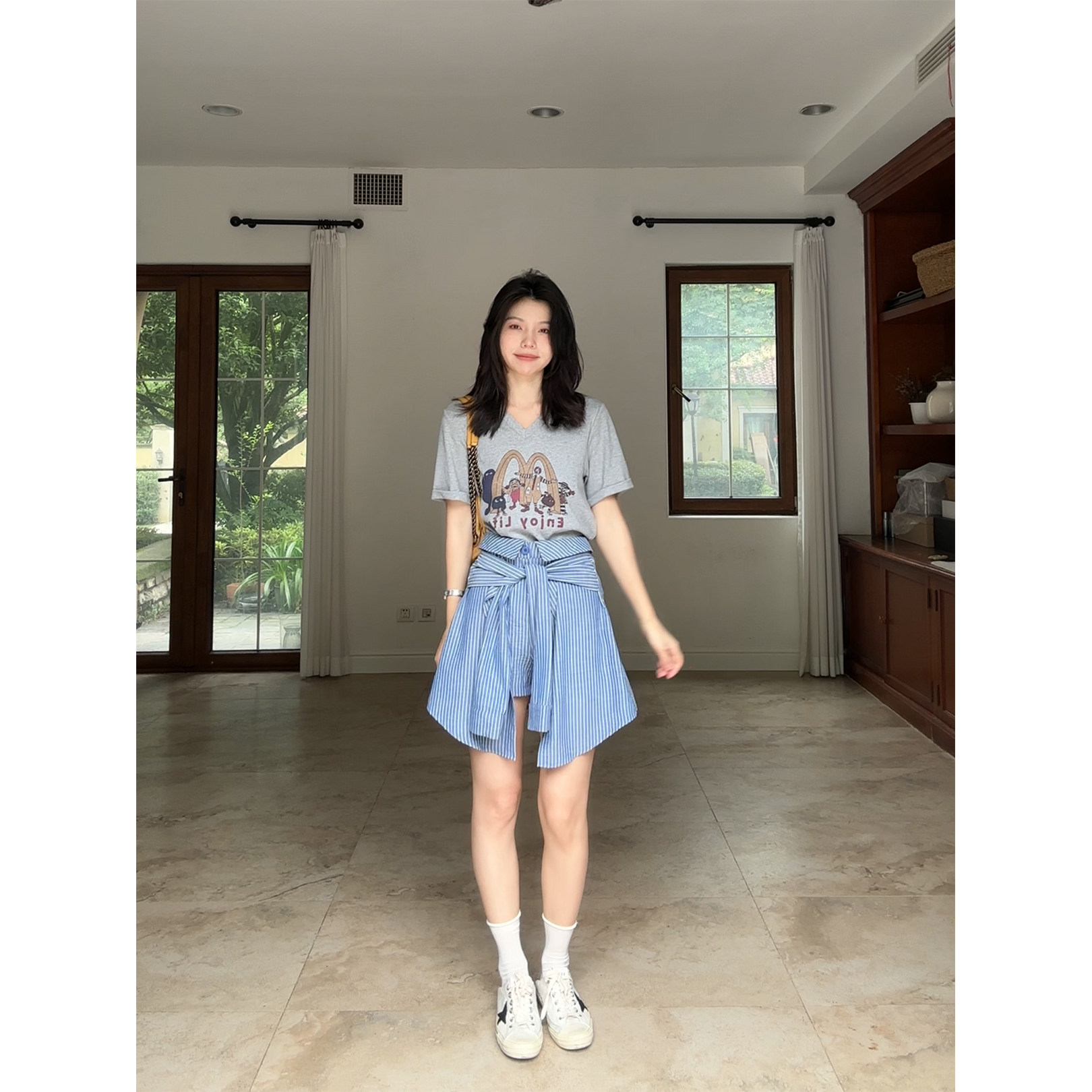 郭九九呢棉质V领印花宽松显瘦短袖T恤夏季百搭上衣不规则条纹短裤