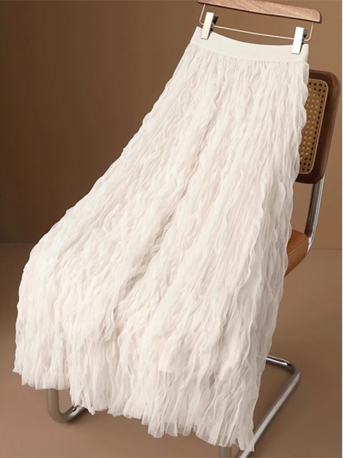 高级感白色褶皱半身裙女士春秋新款高腰显瘦a字裙中长款大摆纱裙