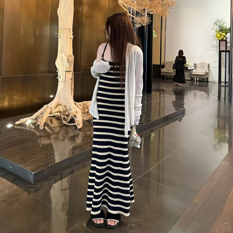 孕妇套装2026新款修身显瘦条纹吊带连衣裙防晒针织开衫春夏两件套