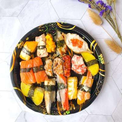 25圆盘寿司盒日式一次性寿司拼盘圆形寿司刺身盒印花圆盘金叶2107