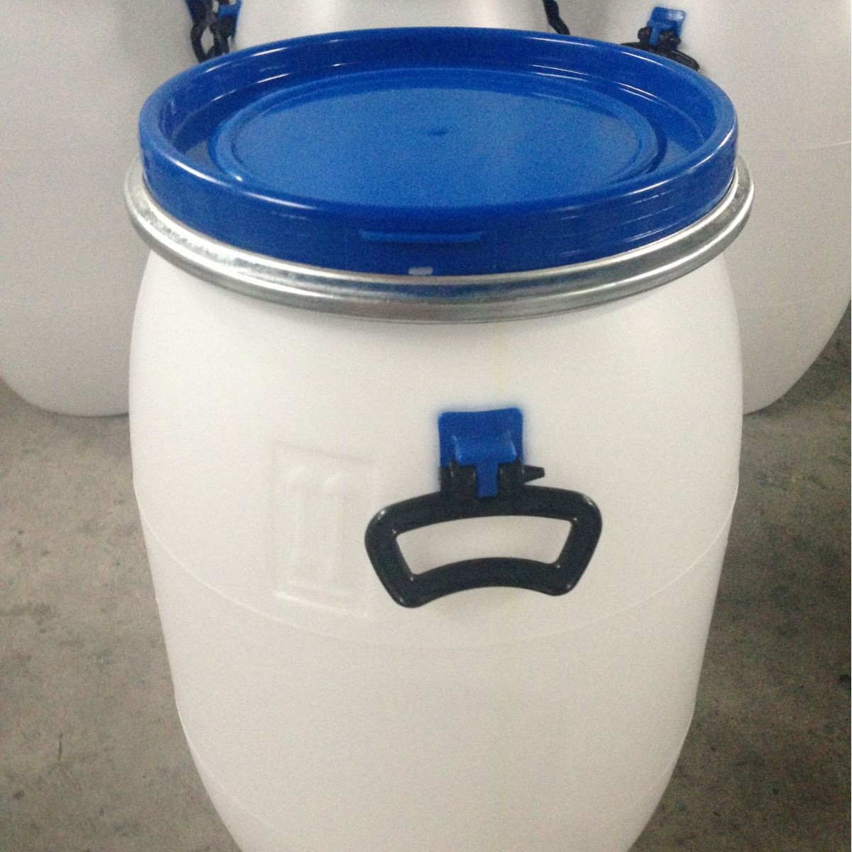 60L白色塑料桶法兰桶开口抱箍桶水桶60KG化工桶耐酸碱桶