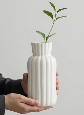 简约白色陶瓷竖纹花瓶摆件