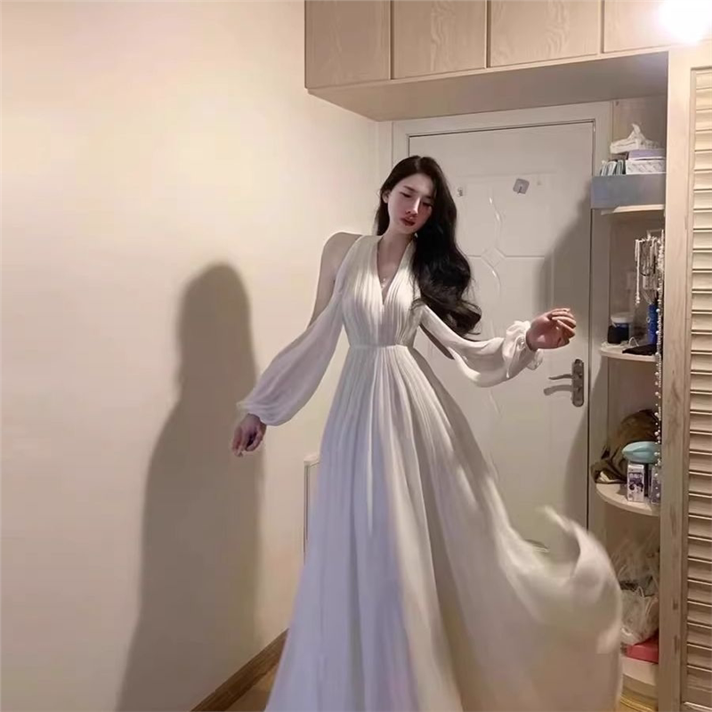 法式挂脖连衣裙女高级感绝美超仙白色晨袍晚礼服长裙气质生日裙子