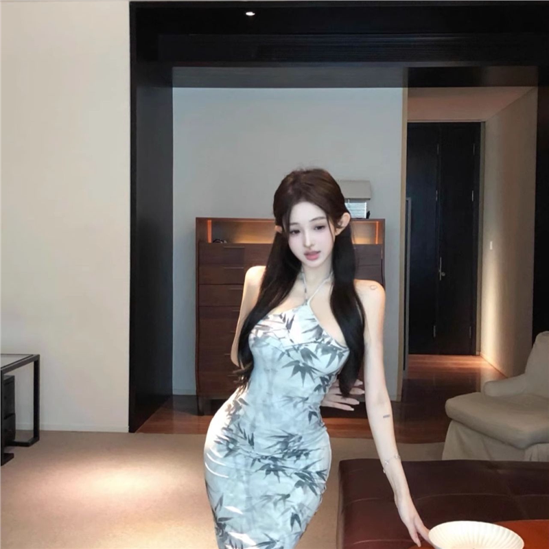 新中式旗袍改良年轻款少女禅意清冷感穿搭性感纯欲挂脖印花连衣裙