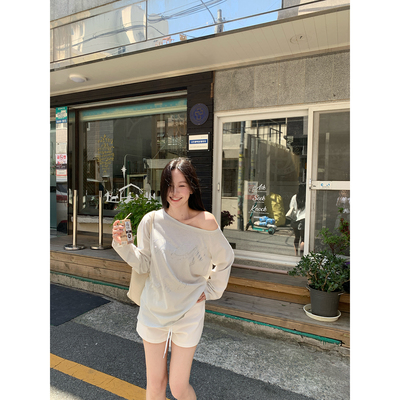 daydayicy 浅蓝色斜肩长袖上衣女夏季薄款宽松慵懒设计感小众上衣