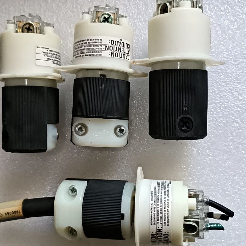 美国拆机荷宝HBL4570C 自锁防脱落插头 15A250V