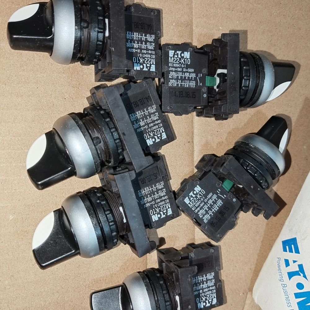 尹顿按扭有6个 带自锁的 未试用过 辅助M22-K10现