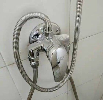 电热水器浑水伐浴室用冷热淋雨头花洒混合阀冷热开关配件卫生间。
