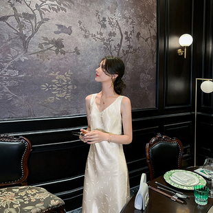 醋酸缎面吊带连衣裙女高级感2025夏季新款轻奢气质显瘦背心长裙子