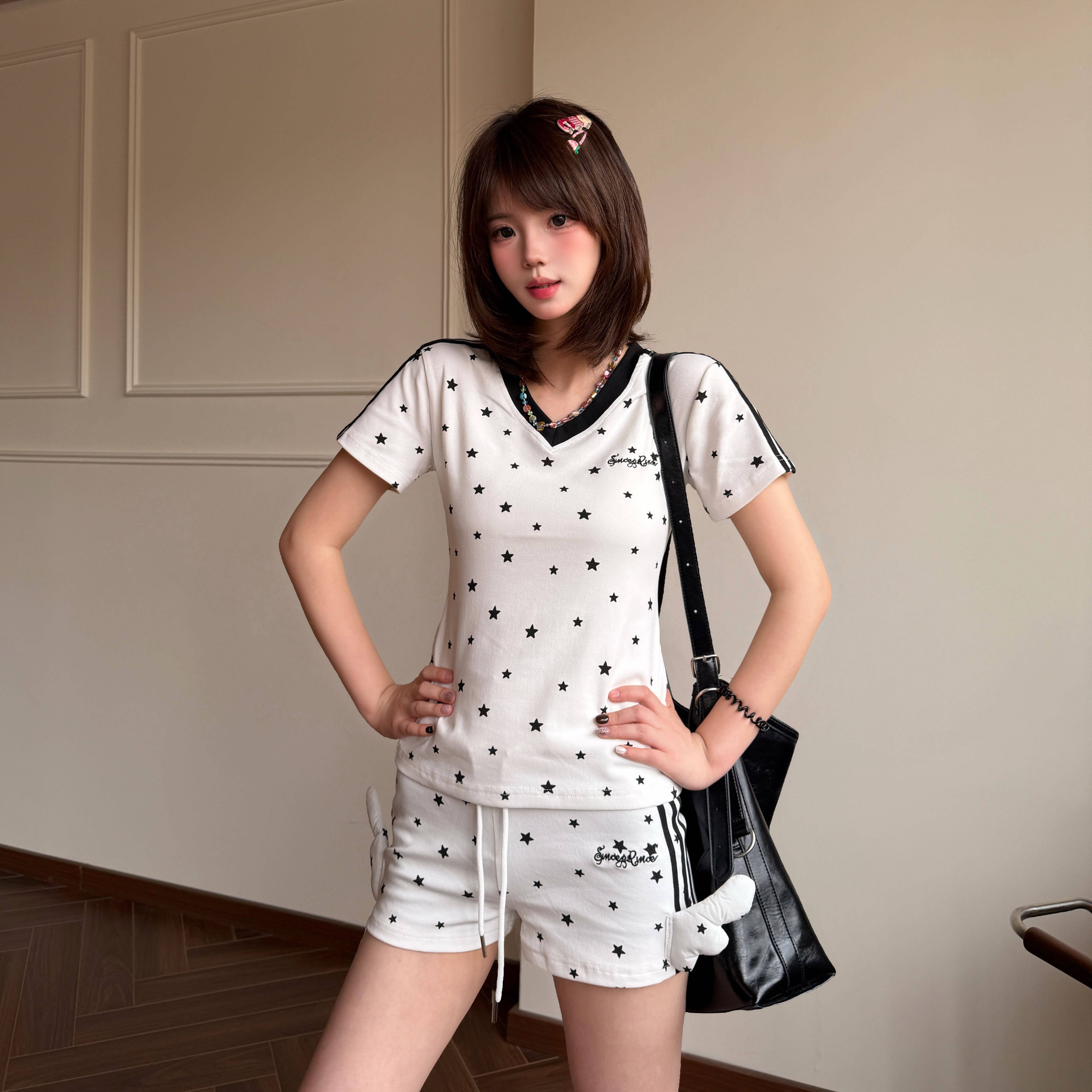 Amoeba亚萌感复古小翅膀满印星星V领修身短款正肩T恤女夏季短袖