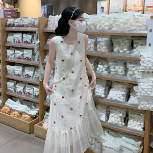 2026 夏季新款白色樱桃刺绣连衣裙女 宽松无袖荷叶边中长裙