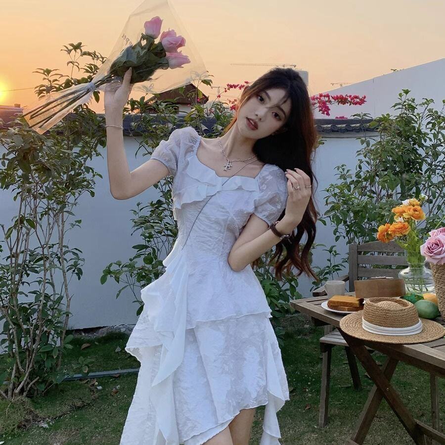 适合去海边拍照的连衣裙女夏季法式茶歇方领泡泡袖收腰不规则短裙