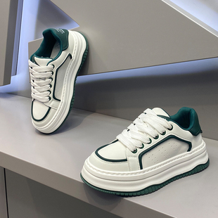 男鞋2025秋季新款时尚百搭小白鞋低帮厚底板鞋皮面打孔透气休闲鞋