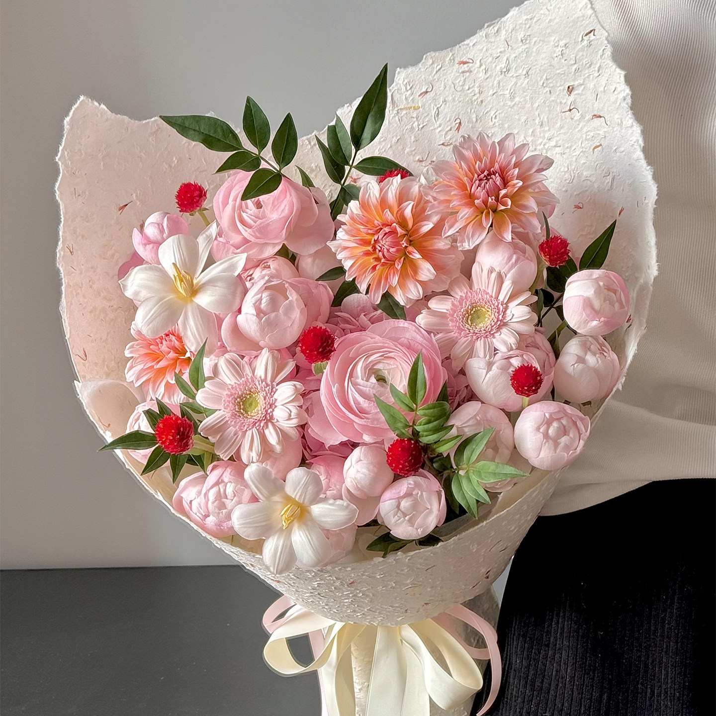 手撕花瓣东巴纸鲜花花束包装纸图片