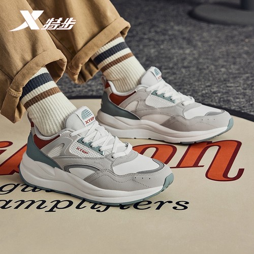 特步光年复古80休闲鞋男2025冬季新款轻便百搭运动鞋976419320018