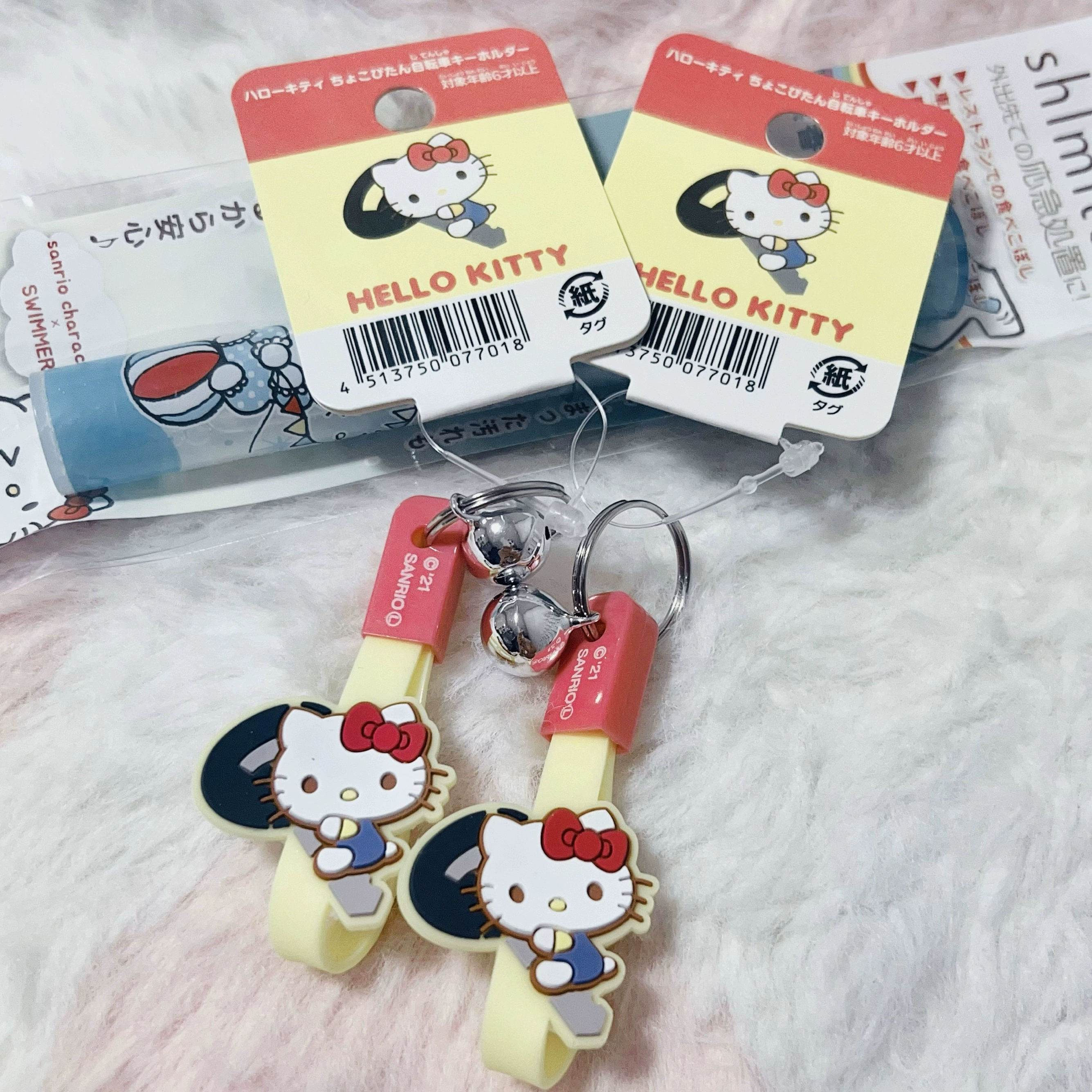 日本购限定正版hello Kitty公仔抱钥匙造型铃铛挂件软硅胶钥匙圈