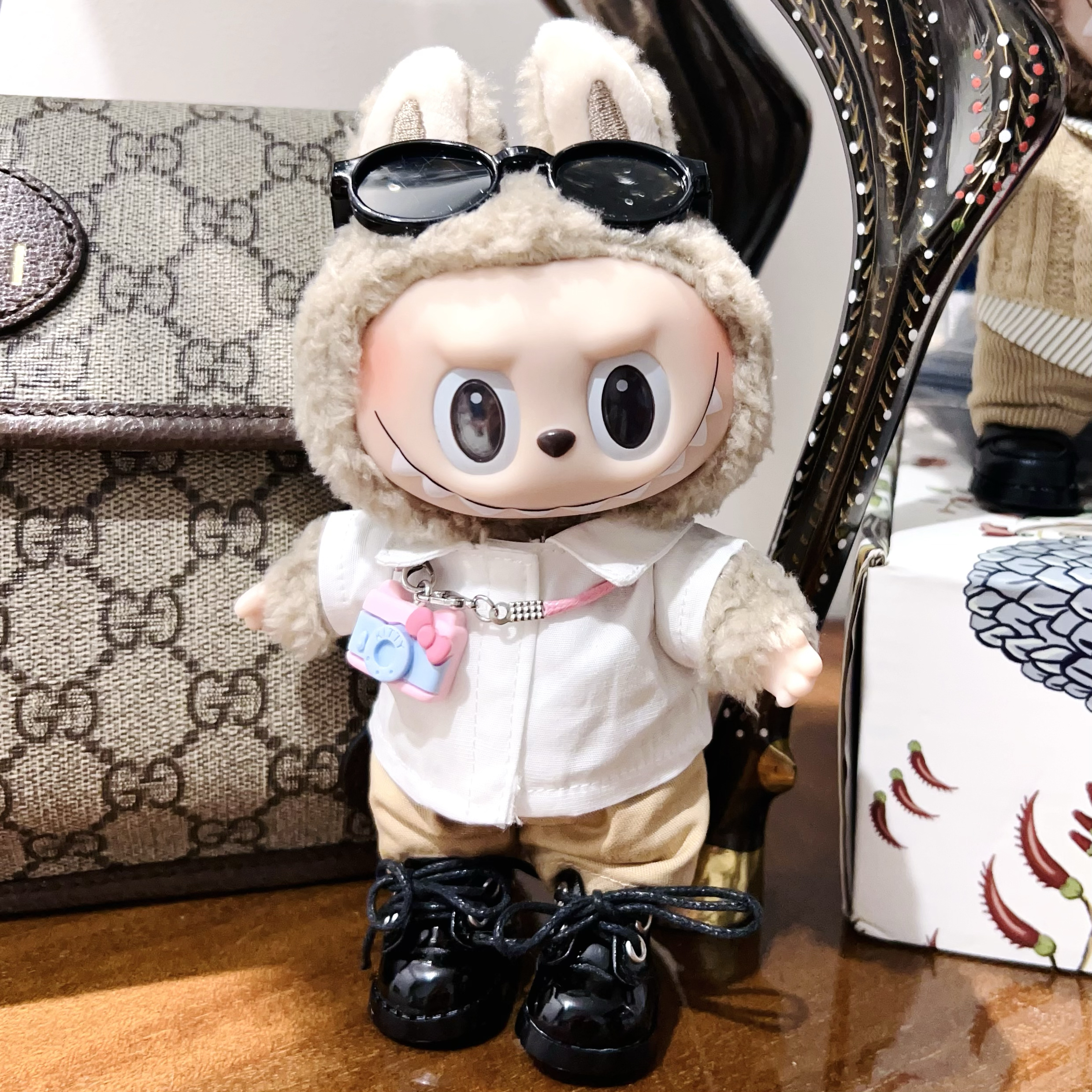 拉布布labubu衬衫+裤子+黑皮鞋+墨镜+kt挂件娃衣套装豆乳太妃衣服