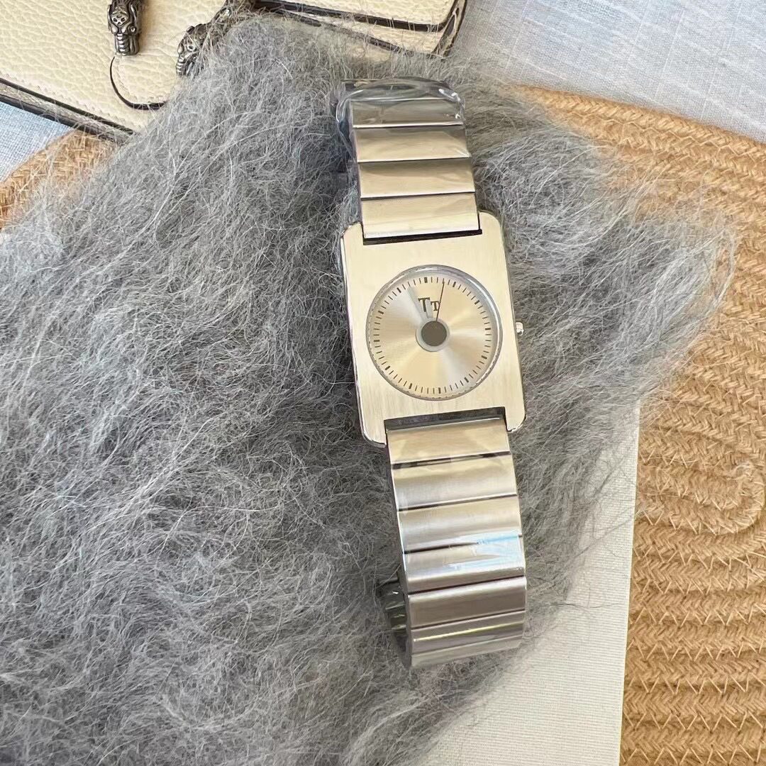 潮牌手表方形钢壳TT女表大表盘天塔钢带新款银壳白面黑针金色腕表