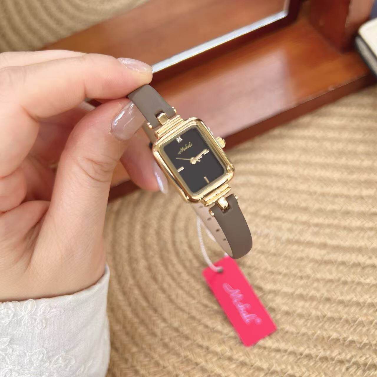 轻奢新款长方形士轻奢皮带手表女