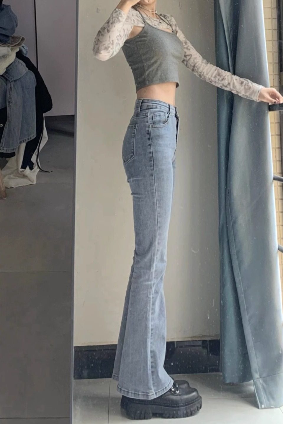 浅蓝色小众微喇叭牛仔裤女图片