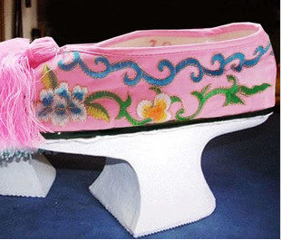 新款特价古装鞋清代女绣花鞋格格鞋旗鞋甄嬛旗鞋花盆底鞋厂家直销在类目 女鞋, 低帮鞋中 - 来自Buy2taobao.com提供专业的淘宝代购服务