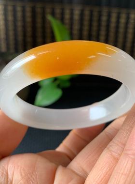 新疆 纯天然 糖白料 俏黄色  羊脂白底 细腻油润  金丝玉手镯子