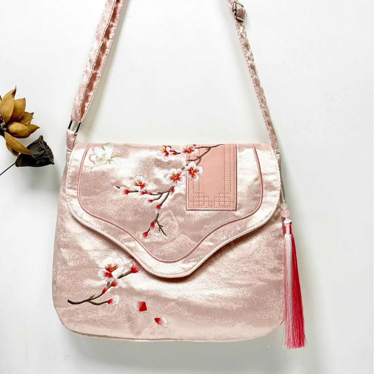 女式复古设计感刺绣斜跨女包货郎包汉元素国风游玩百搭休闲流苏包