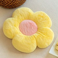 Желтая цветочная подушка