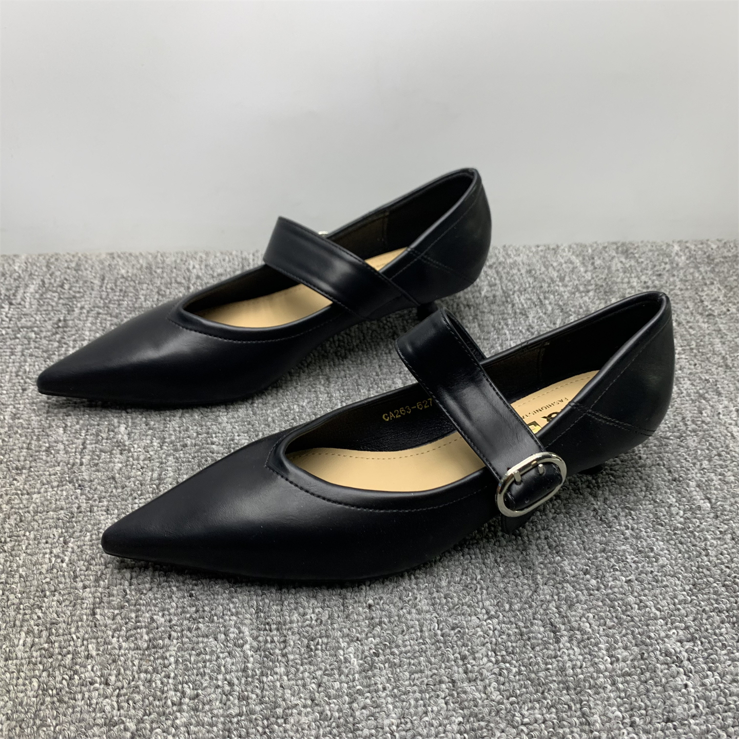 断码清仓处理低跟尖头小皮鞋女2025新款气质法式一字扣带玛丽珍鞋