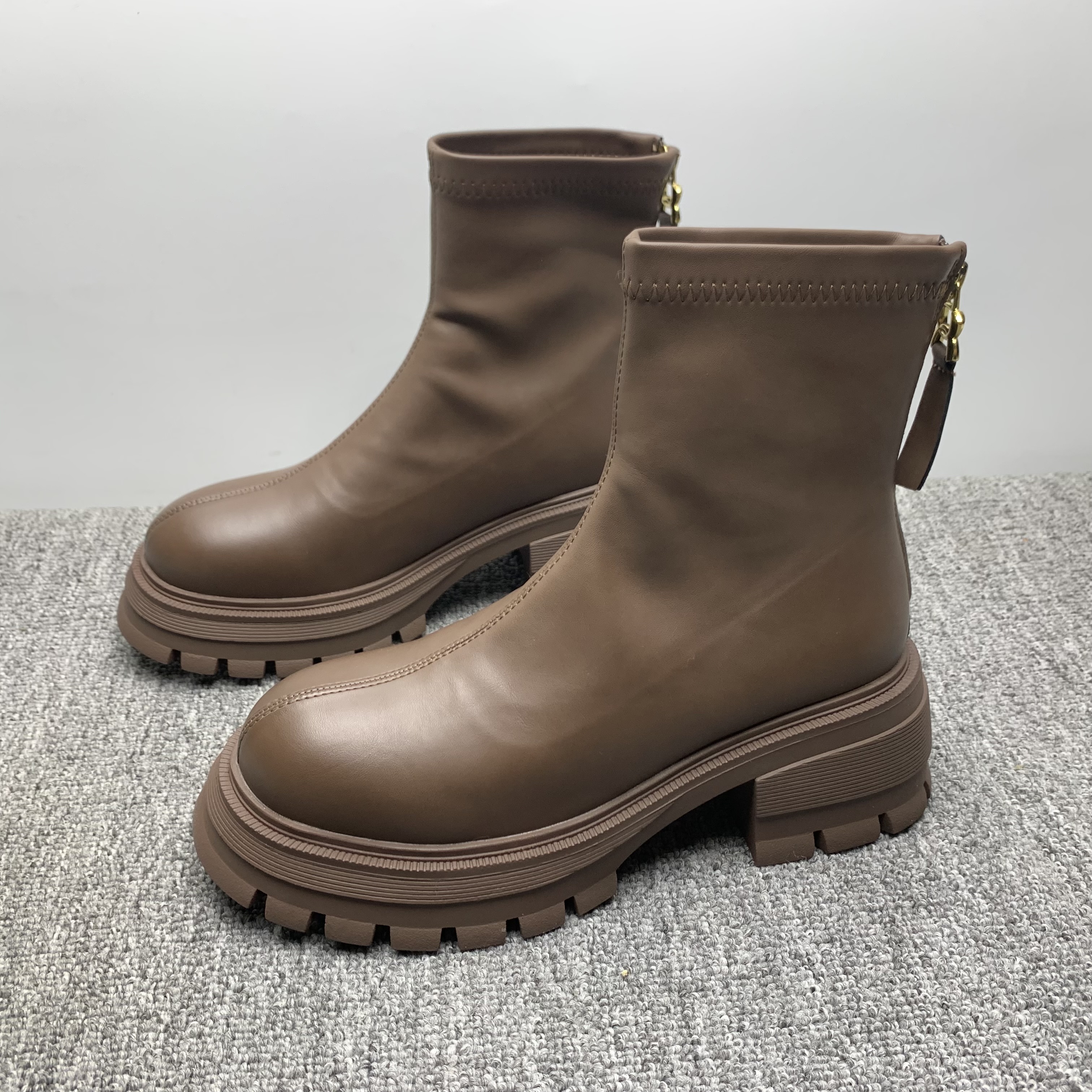 品牌断码处理粗跟短靴松糕厚底瘦瘦靴后拉链圆头英伦风时尚马丁靴